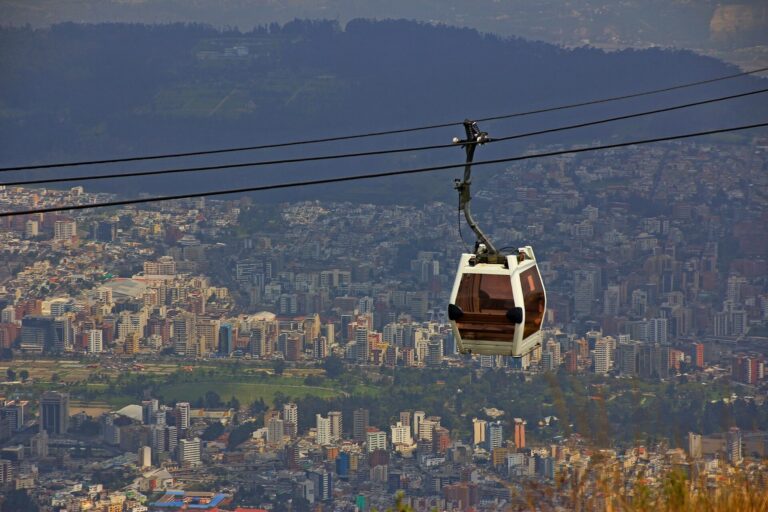 TelefériQo sobre Quito