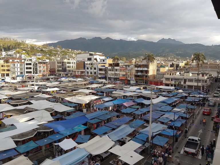 Plaza de Ponchos, Otavalo
