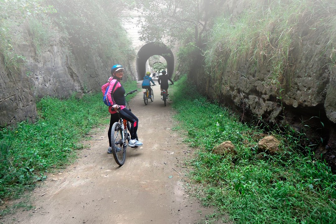 Túnel de la ruta del Chaquiñán con ciclistas