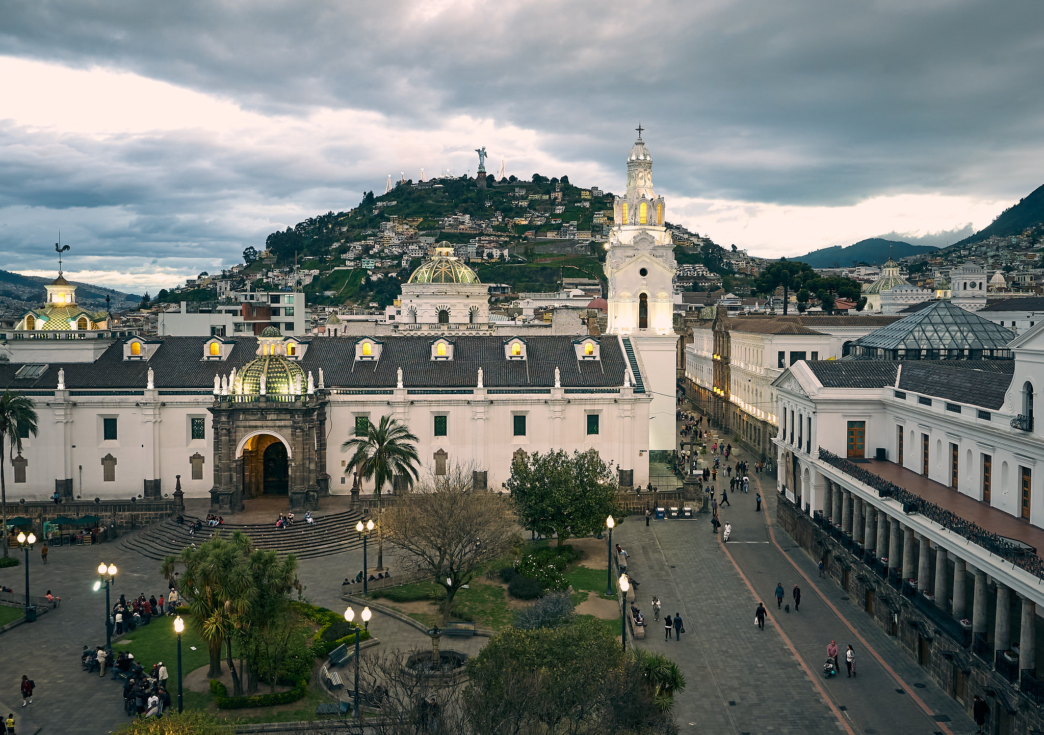 Plaza Grande de Quito con la Catedral y el Panecillo
